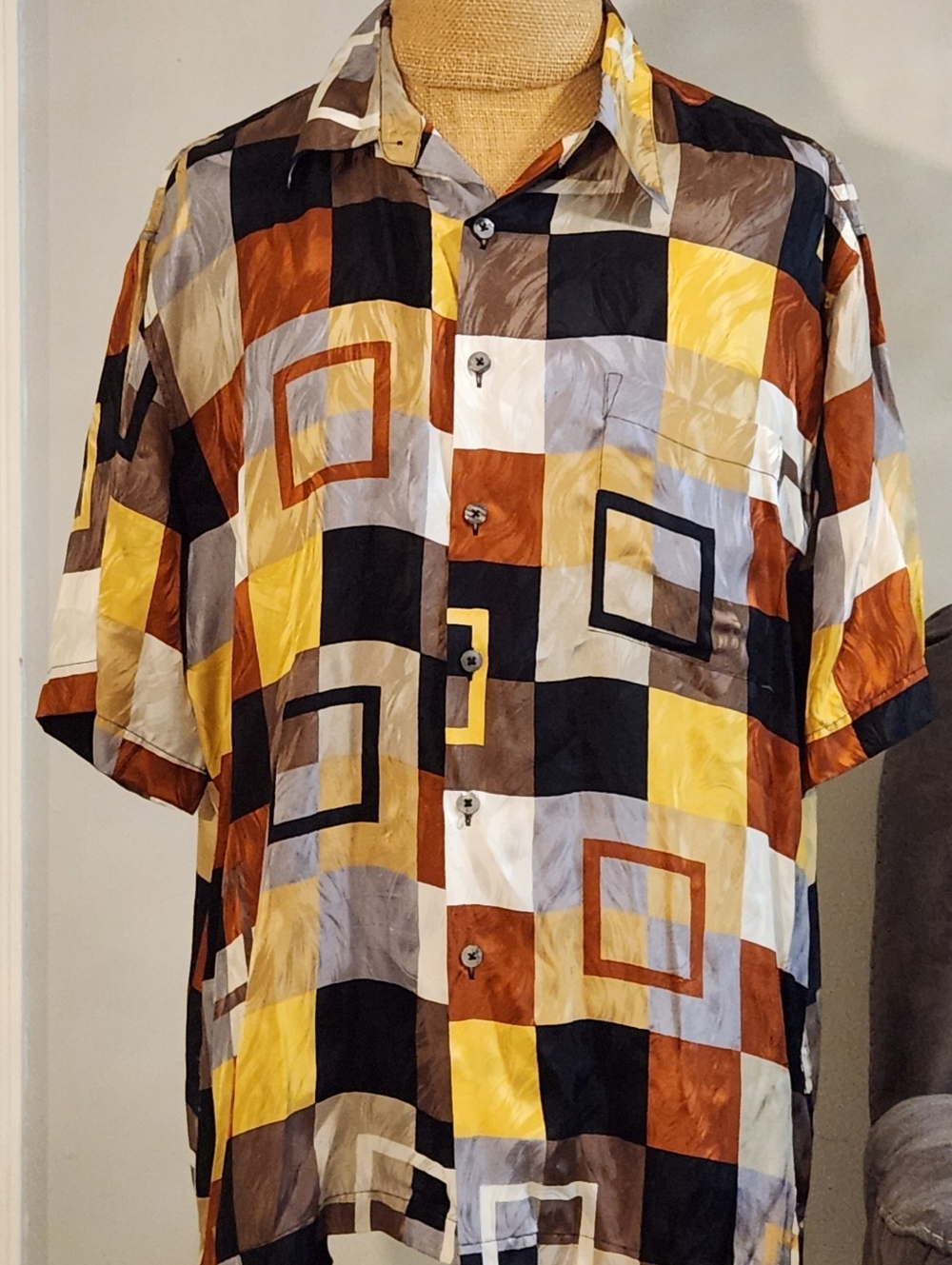 This Is A  Vintage '90s Geometric Print button-up Men's shirt in Earth Tones XL